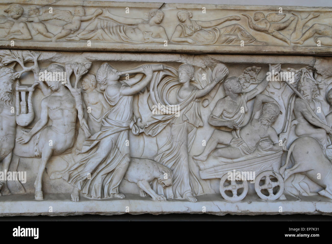 Sarkophag mit dionysischen zeremonielle Prozession auf der Vorderseite und an den Seiten. 160-180 N. CHR.. Rom. Römische Nationalmuseum. Italien Stockfoto