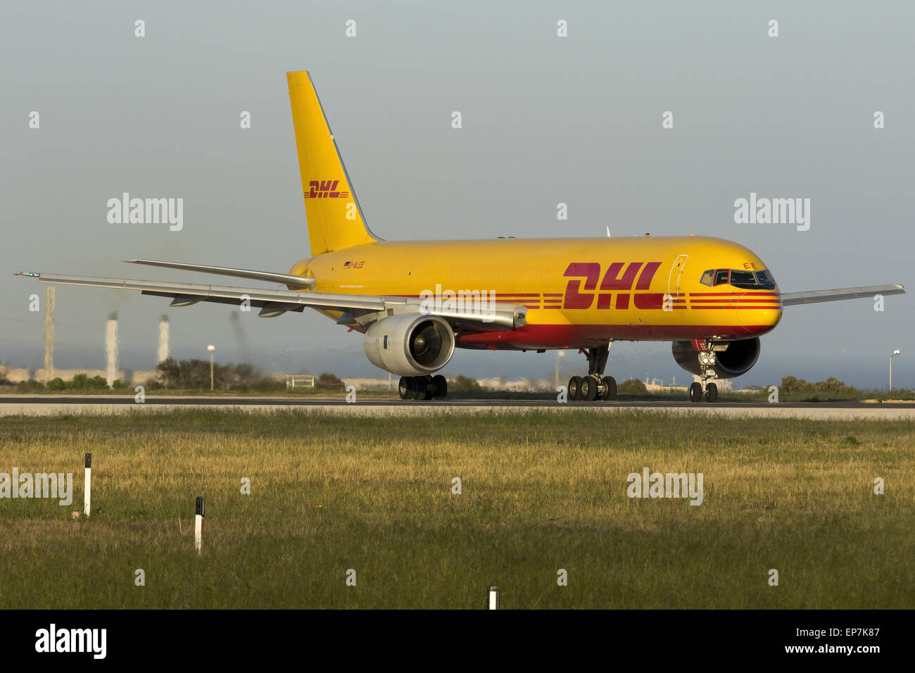 DHL Boeing 757 bereitet Weg von Start-und Landebahn 31 nehmen. Stockfoto