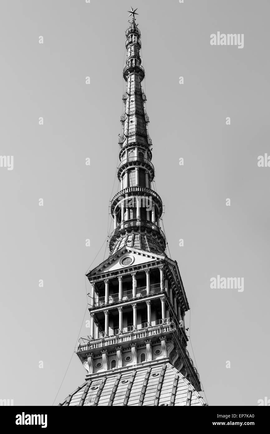 Die Torino Dächern. Blick über die Dächer von Turin. Mole Antonelliana. Ursprünglich als Synagoge konzipiert, ist es nun das Museo Nazionale del Cinema. Stockfoto