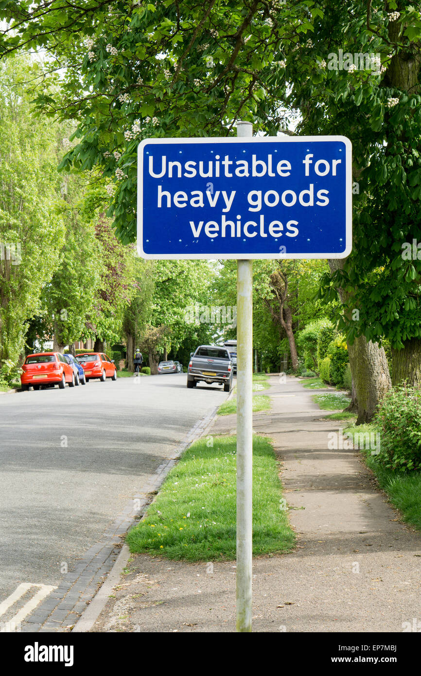 Nicht geeignet für schwere Fahrzeuge Zeichen in einer Wohnanlage Stockfoto