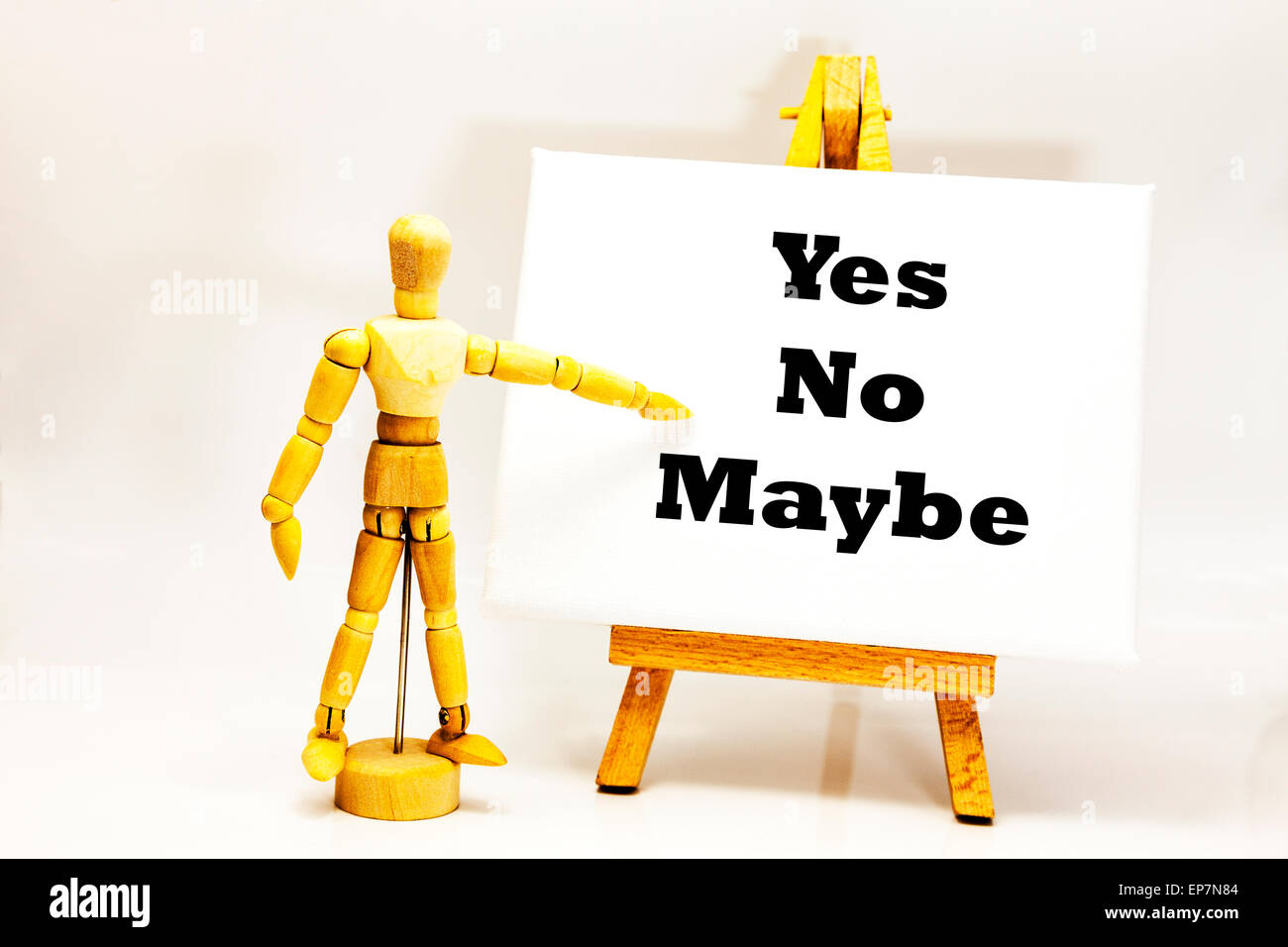 Hölzerne Mann mit weißen Tafel zeigt auf Wörter, die "Ja Nein vielleicht" Entscheidung Entscheidungen Wahl wählen wählen Sie nimmt Entscheidungen die man Stockfoto