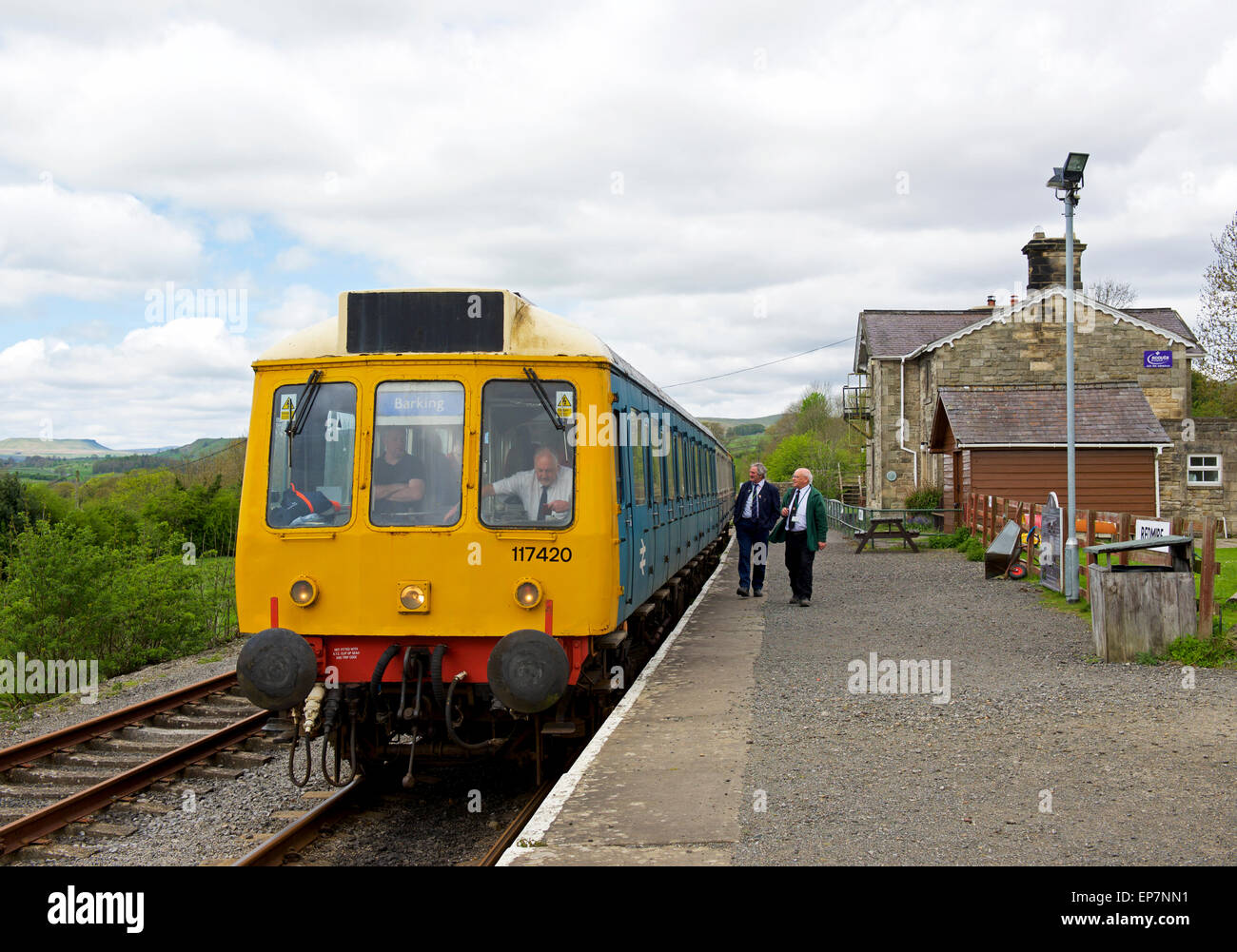 Zug an der Redmire Station, auf der restaurierten Wensleydale Railway, North Yorkshire, England UK Stockfoto