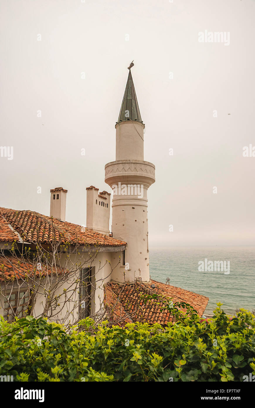 Geheimnisvolle nebligen Tag an der bulgarischen Schwarzmeerküste, in Balchik. Das rumänische Maria Königin Schloss. Stockfoto