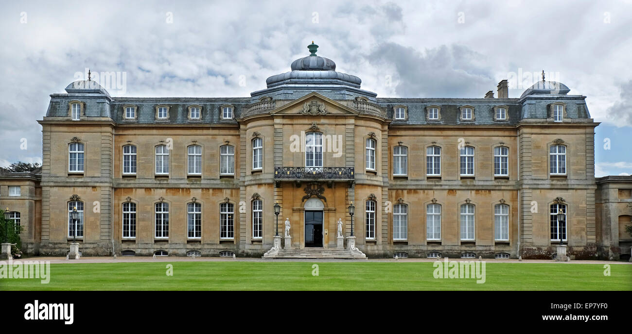 Vor dem Eingang des Wrest Mansion in Bedfordshire, Luton, Bedfordshire, UK Stockfoto