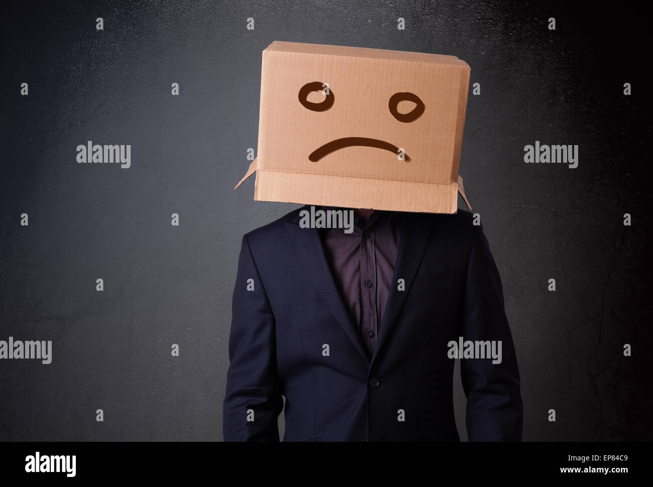 Junger Mann Mit Einem Braunen Karton Auf Dem Kopf Mit Traurigen Gesicht Stockfotografie Alamy