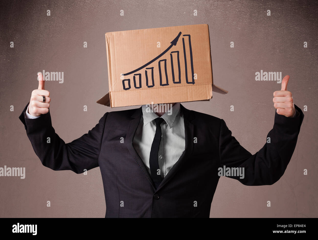 Geschäftsmann, gestikulieren mit einem Karton auf dem Kopf mit Diagramm Stockfoto