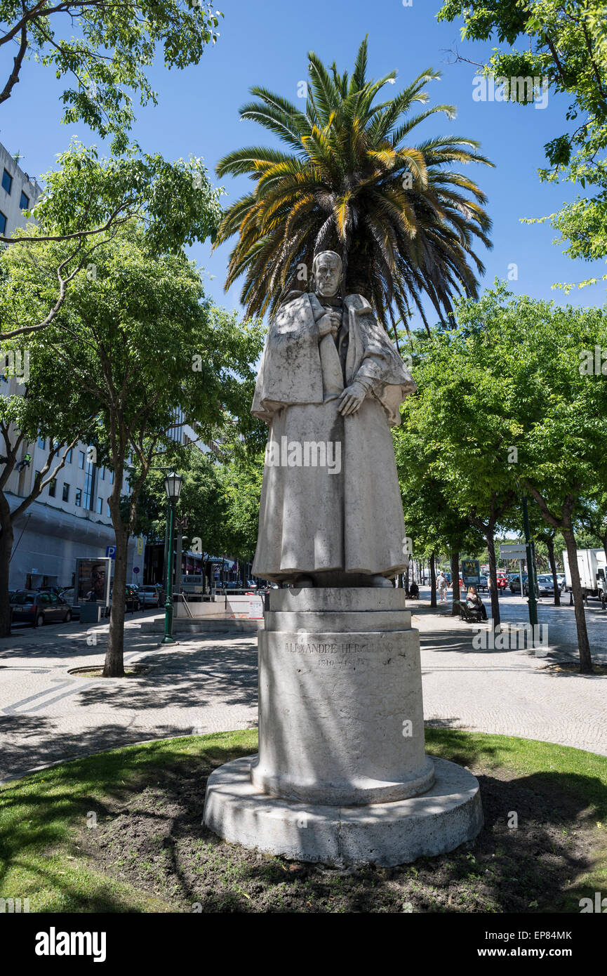 Statue von Alexandre Herculano auf der Avenida Liberdade, Lissabon, Portugal. Stockfoto