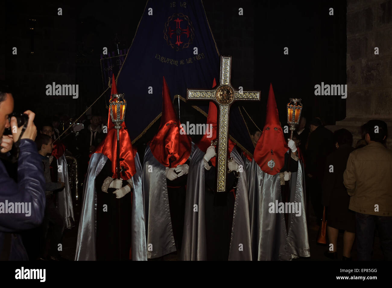 Brüder gekleidet, um in der Prozession der Karwoche in der Kathedrale von Valladolid, Kastilien und Leon, Spanien, Europa zu gehen. Stockfoto