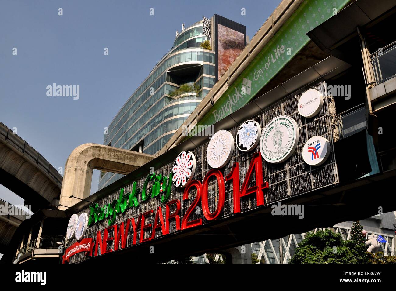 Bangkok, Thailand: Zeichen wollen Menschen ein frohes neues Jahr schmückt die Skywalk-Brücke mit dem BTS Skytrain Stockfoto