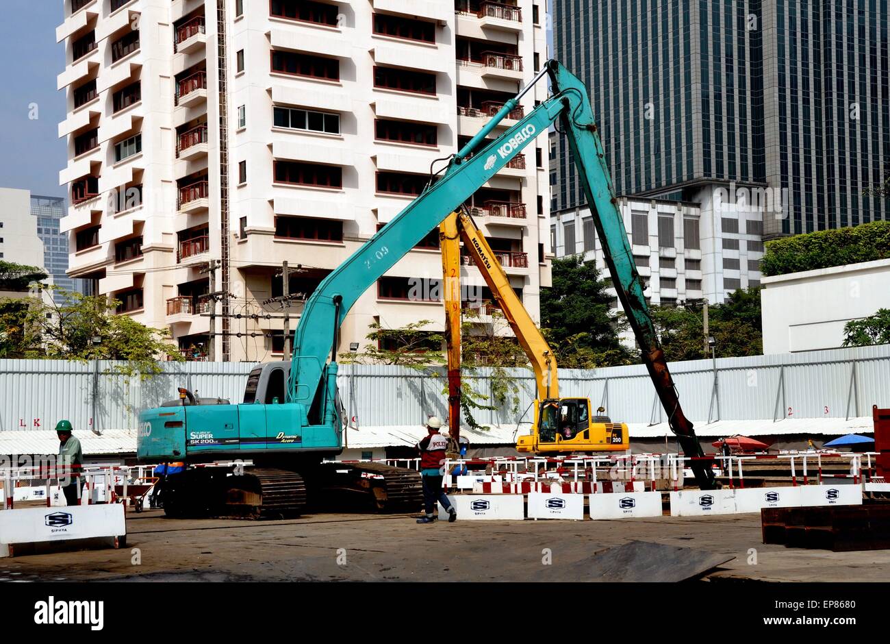 Bangkok, Thailand: Baukräne bei Arbeiten an der gegossenen Betonfundament eines Luxus-Condimium-Turm Stockfoto