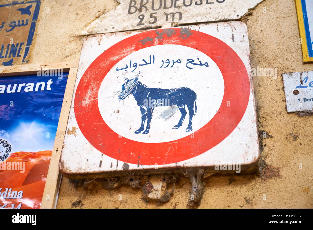 Fez. Verkehrszeichen - kein Eintrag für Esel-an der Wand bei Talaa Kebira Street in der Medina. Marokko Stockfoto