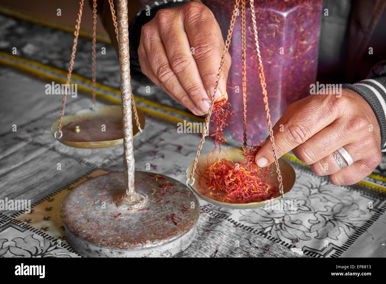 Getrockneten Safran in ein Herbalist Shop beim Wägen. Atlas-Gebirge-Region. Marokko Stockfoto