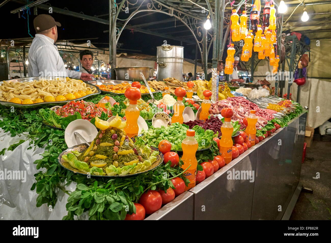 Restaurant im Freien in Jamaa El Fna Platz, Marrakesch. Diese Köche bereiten Tajine. Marokko Stockfoto