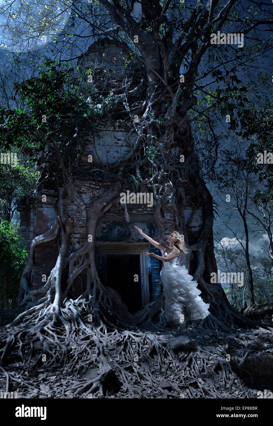 Frau in einem Hochzeitskleid, Tempel, Nacht, Kambodscha Stockfoto