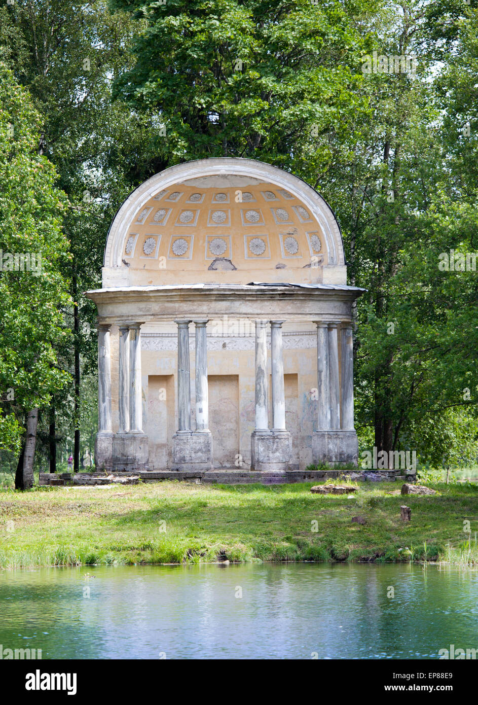 Die alten zerstörten Arbor im Park - The Eagle Pavillon. Russland. Sankt-Petersburg. Gattschina. Stockfoto
