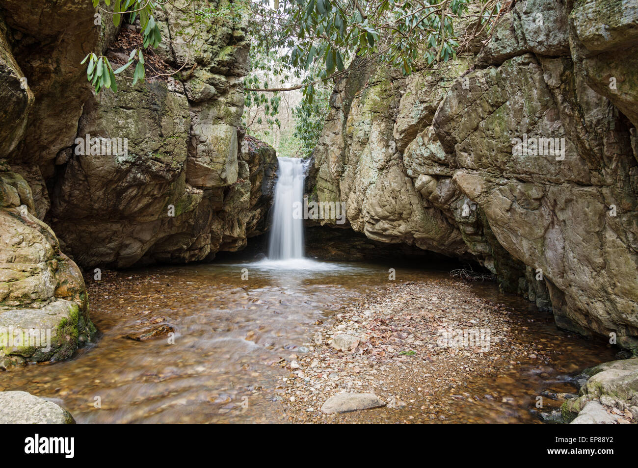 Langzeitbelichtung Wasserfall in Stoney Creek am Blue Hole in Tennessee mit seidigen Wasser Stockfoto