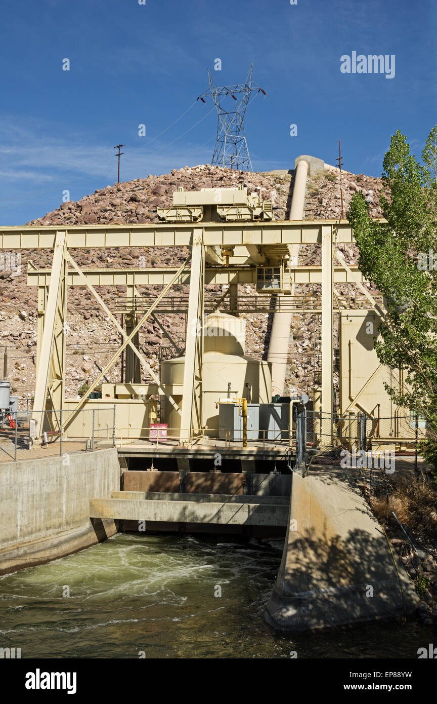Wasserkraftwerk-Generator mit Druckrohrleitung und tailrace Stockfoto
