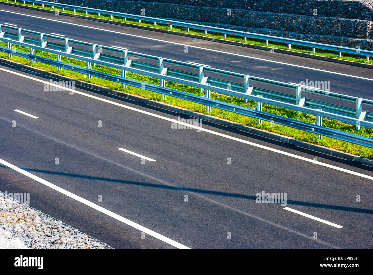 Straße unter Brücke Stockfoto