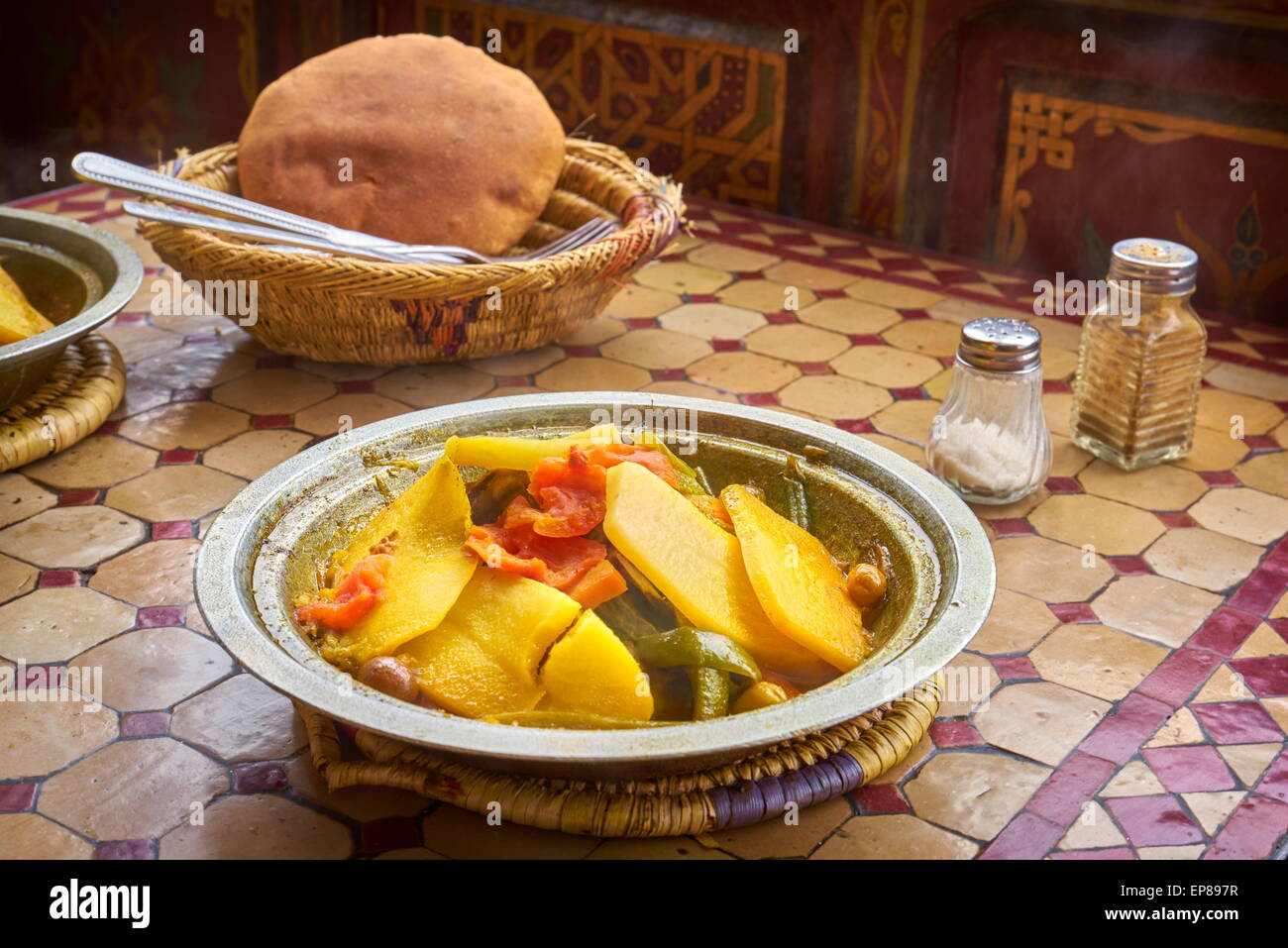 Kartoffel tomaten tajine -Fotos und -Bildmaterial in hoher Auflösung ...