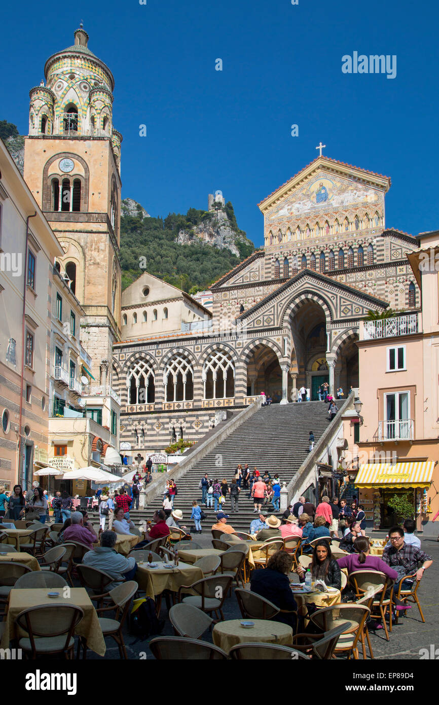 Straßencafés in Piazza Duomo Cattedrale di Sant'Andrea oder Duomo di Amalfi, Amalfi, Kampanien, Italien Stockfoto