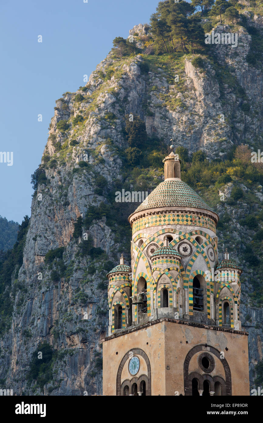 Turm der Cattedrale di Sant'Andrea oder Duomo di Amalfi, Amalfi, Kampanien, Italien Stockfoto