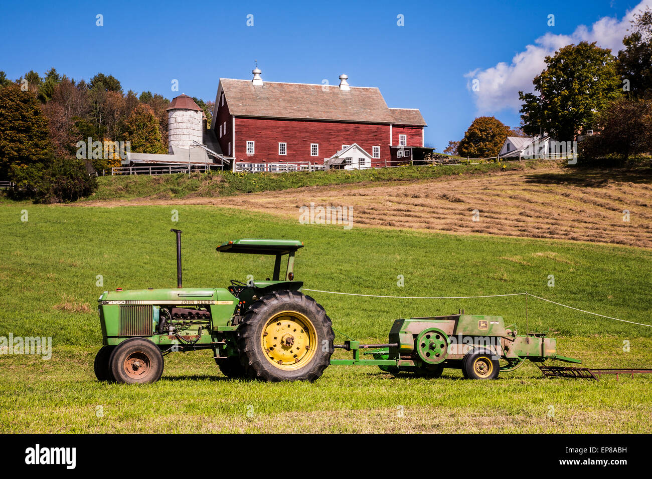 Farm, rote Scheune und Traktor Herbst landschaftlich reizvoll in Vermont Farm, New England Herbst USA, Vintage Traktoren Farmszene Scheunen Ackerland Stockfoto