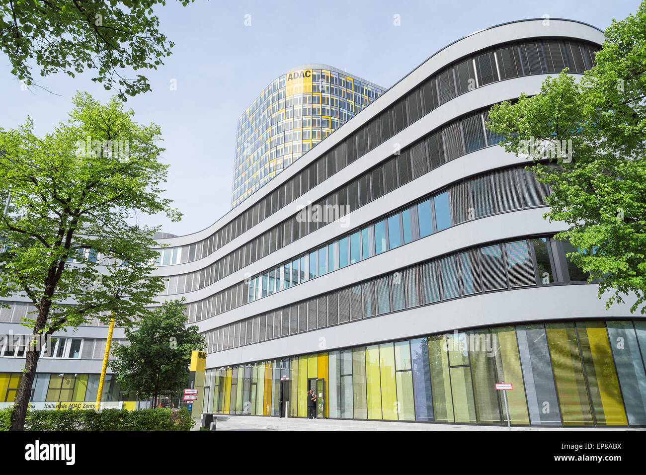 Die neue ADAC-zentrale bietet Platz für 2.400 Mitarbeiter, die bisher an sechs verschiedenen Standorten in München verteilt wurden.  Der 18-geschossigen Büroturm erhebt sich über einen 5-geschossigen Basis. Der Neubau umfasst Konferenzeinrichtungen und ein Schulungszentrum, ein Personalrestaurant, eine Druckerei und Büroflächen. Stockfoto