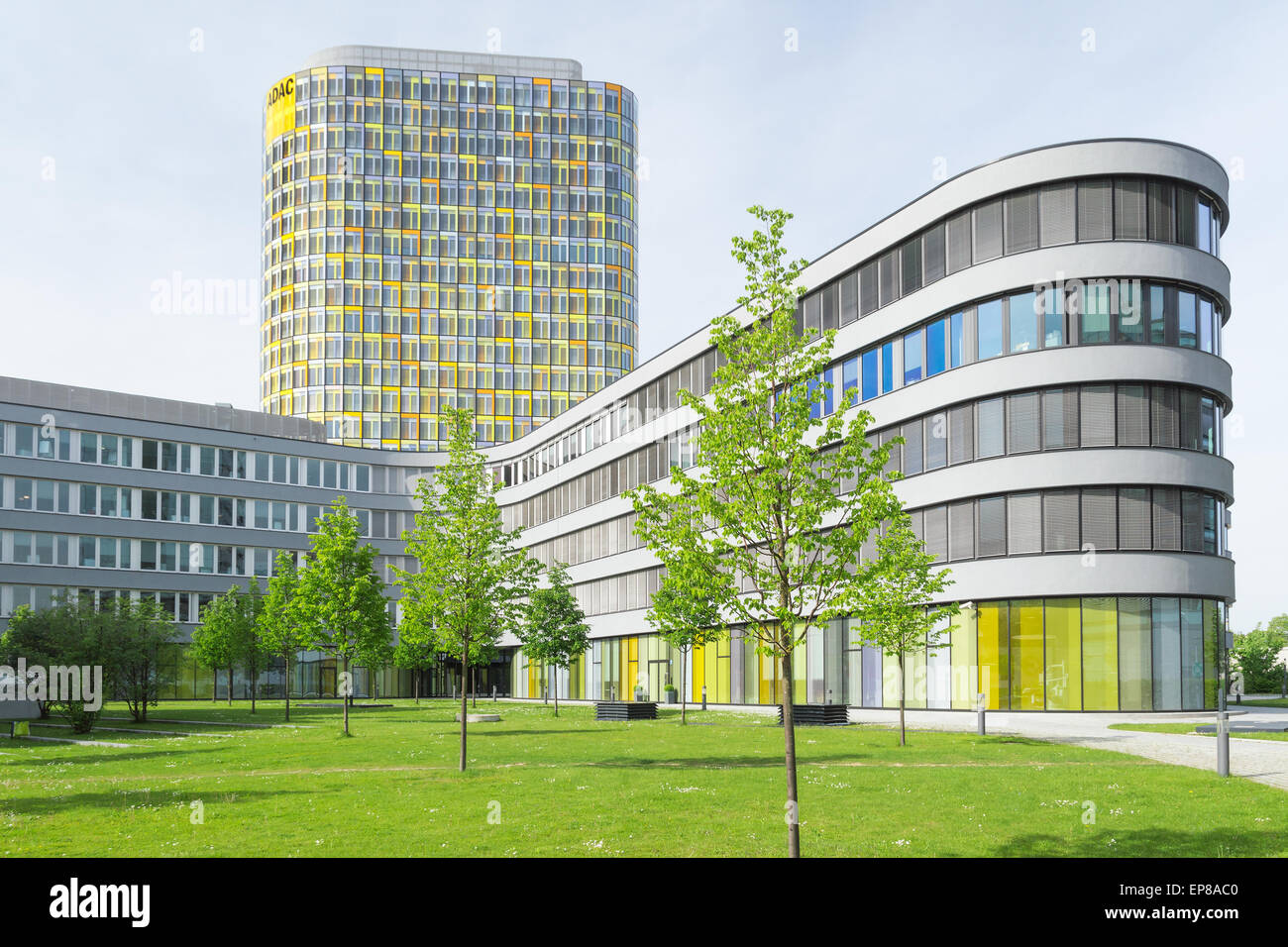 ADAC-Club ist ein Automobilclub für dringende medizinische Hilfe und technischen Reparatur-Dienstleistungen auf den europäischen Straßen. Diese neue Bürogebäude und moderne zentrale in München. Stockfoto