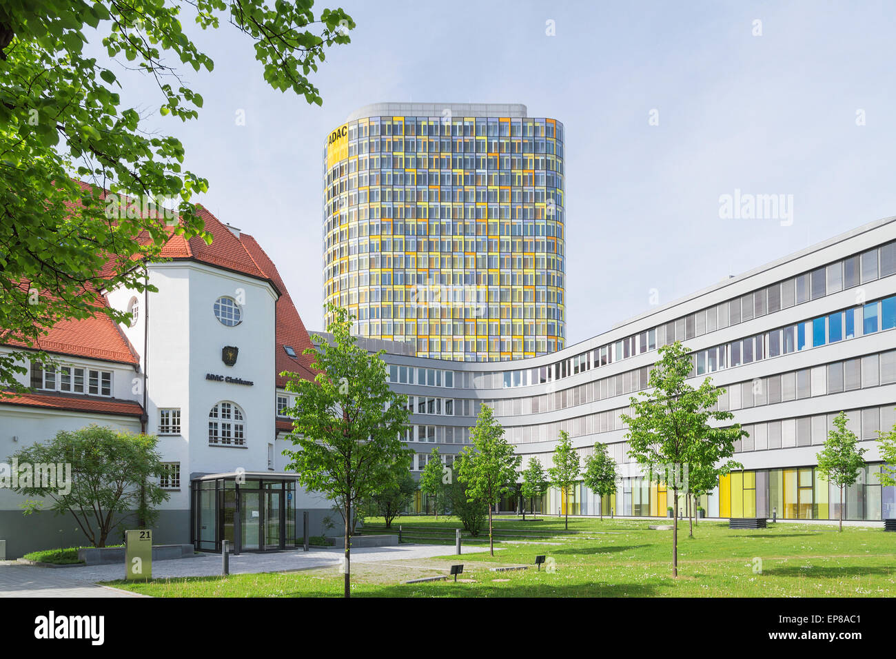 Alte kleine Clubhaus und die neue ADAC-zentrale mit 18-geschossigen Büroturm erhebt sich über eine 5-geschossige Basis für 2.400 Mitarbeiter beherbergt. Stockfoto