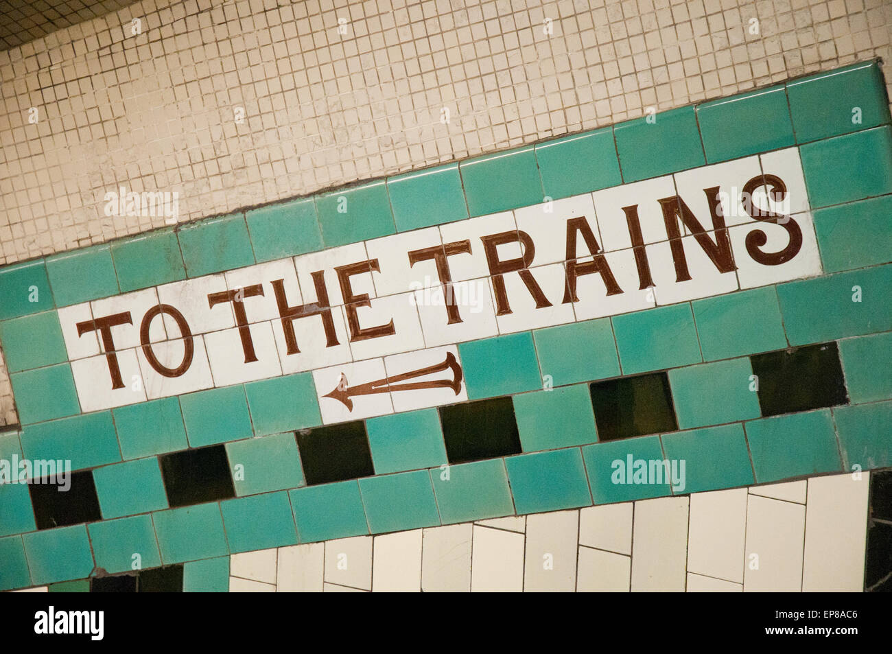 Richtungsanzeiger, gebildet aus Keramikfliesen in Russell Square Underground (U-Bahn) Station, London Stockfoto
