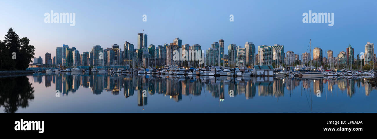 Skyline von Vancouver British Columbia Kanada City durch den Blick auf den Hafen vom Stanley Park entlang des False Creek im Sunrise Panorama Stockfoto