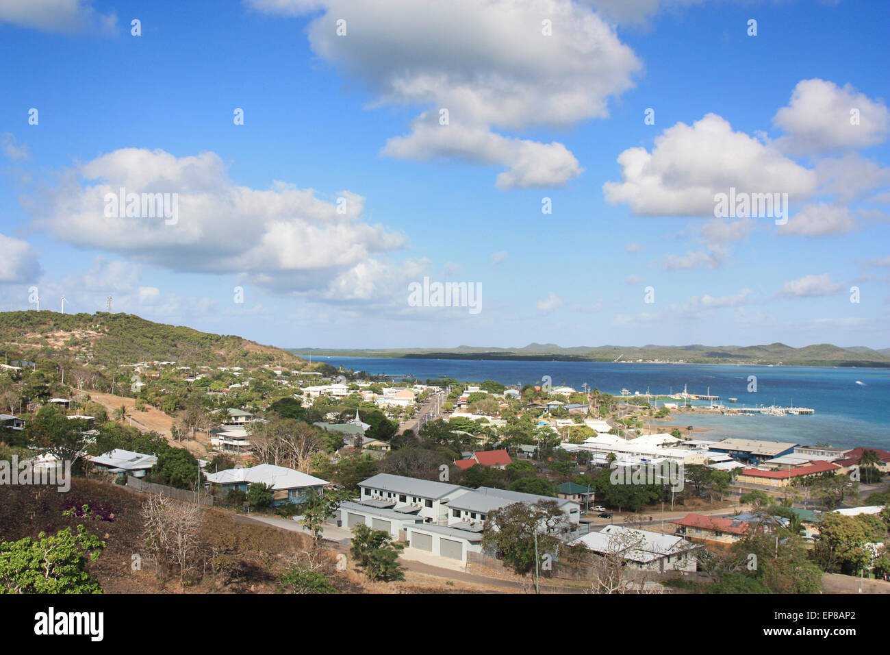 Blick vom Grün Fort Hill Lookout auf Thursday Island in Richtung Horne Insel Stockfoto
