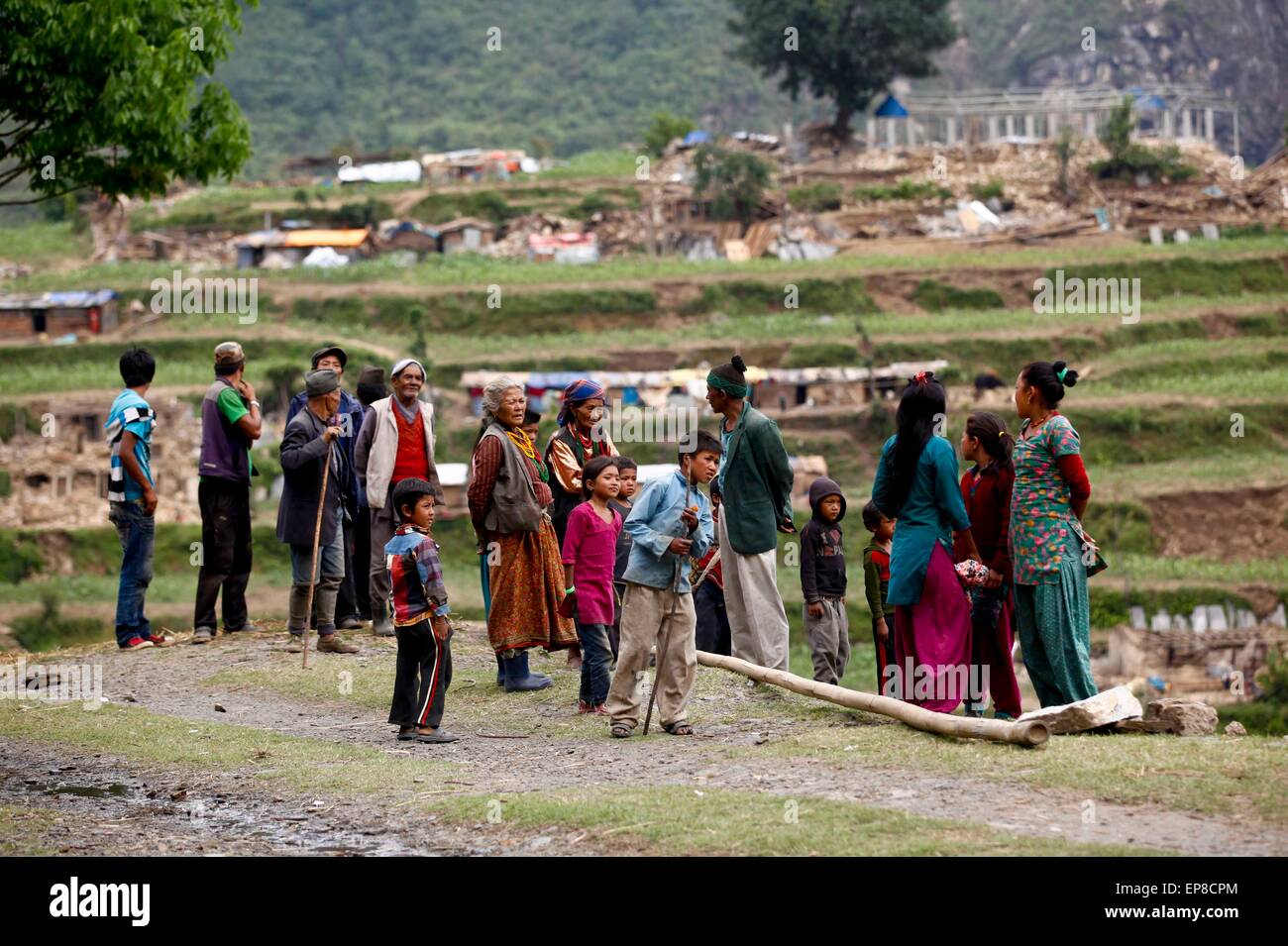 Dolakha, Nepal. 14. Mai 2015. Leute warten auf Hilfsgüter an die Erdbeben betroffenen Region Dolakha Bezirks, 150 km von Kathmandu, Nepal, 14. Mai 2015. Die Zahl der Todesopfer in ein frisches mächtig Beben, die Nepal am Dienstag getroffen hat 96 und rund 2563 kletterte auf verletzte, Nepal Polizei sagte in seinem neuesten Update am Donnerstag. Bildnachweis: Pratap Thapa/Xinhua/Alamy Live-Nachrichten Stockfoto