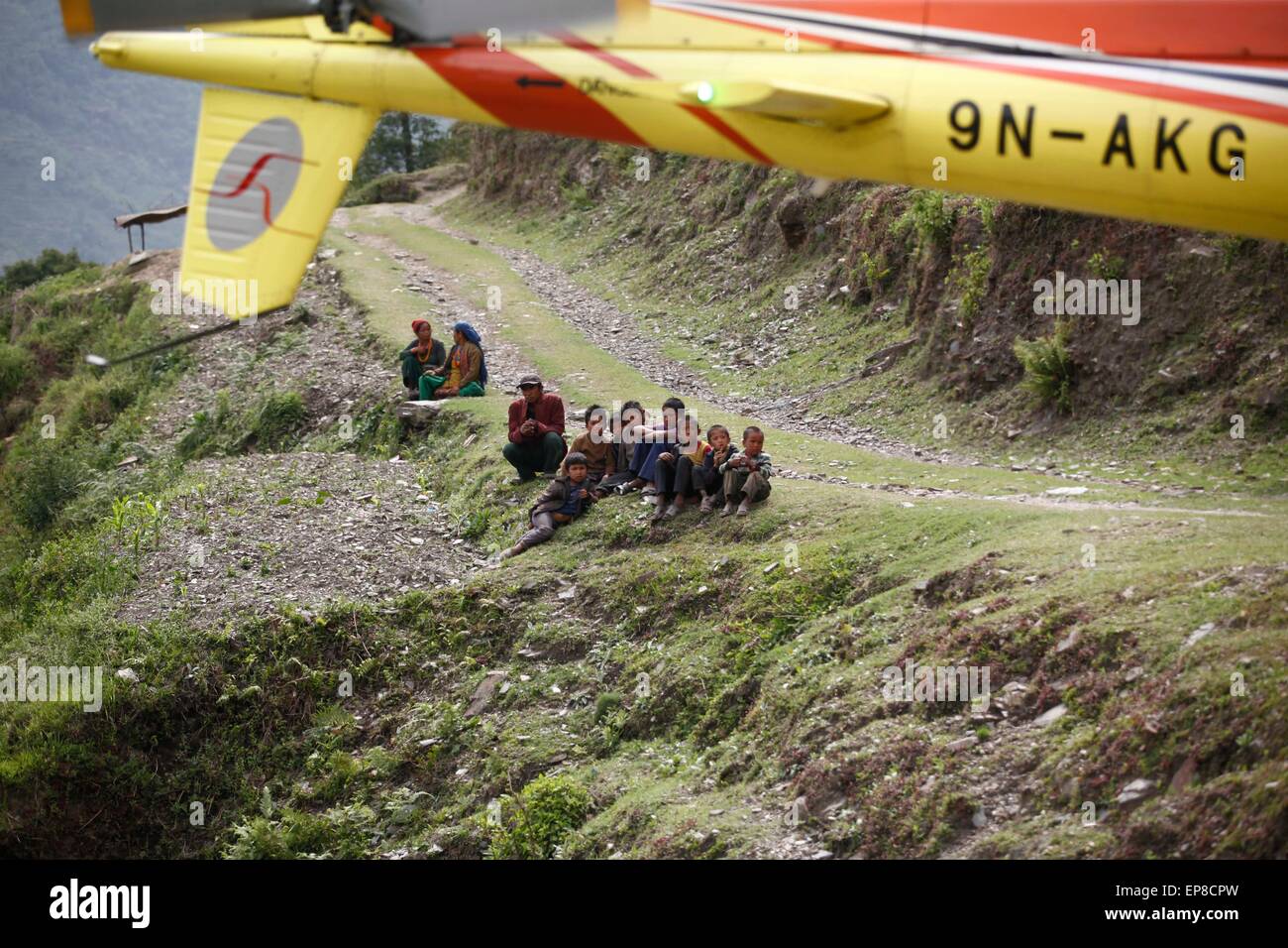 Dolakha, Nepal. 14. Mai 2015. Leute warten auf Hilfsgüter an die Erdbeben betroffenen Region Dolakha Bezirks, 150 km von Kathmandu, Nepal, 14. Mai 2015. Die Zahl der Todesopfer in ein frisches mächtig Beben, die Nepal am Dienstag getroffen hat 96 und rund 2563 kletterte auf verletzte, Nepal Polizei sagte in seinem neuesten Update am Donnerstag. Bildnachweis: Pratap Thapa/Xinhua/Alamy Live-Nachrichten Stockfoto