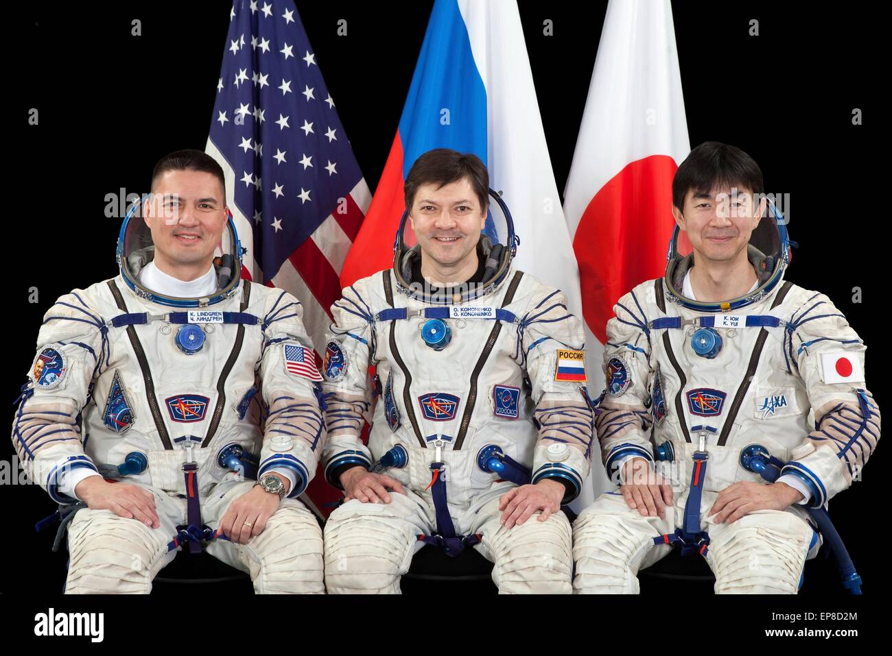 Internationale Raumstation ISS-Expedition 44 Besatzungsmitglieder (L, R): NASA-Astronaut Kjell Lindgren, russischer Kosmonaut Oleg Kononenko und Japan Aerospace Exploration Agency Astronaut Kimiya Yui offizielle Porträt trägt den Raumanzug Sokol 24. Februar 2015 in Houston, Texas. Stockfoto