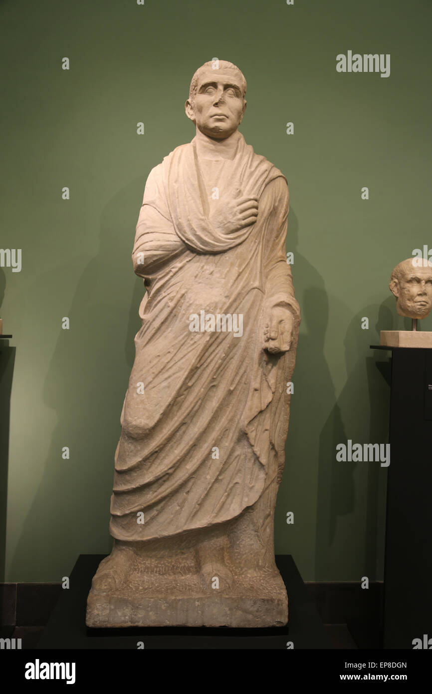 Alter Mann. Portrait mit Toga. Die Statue. 90-60 BC. Roman. Detail-Scroll von seiner Hand. Römische Nationalmuseum. Palast Massimo. Rom. Stockfoto