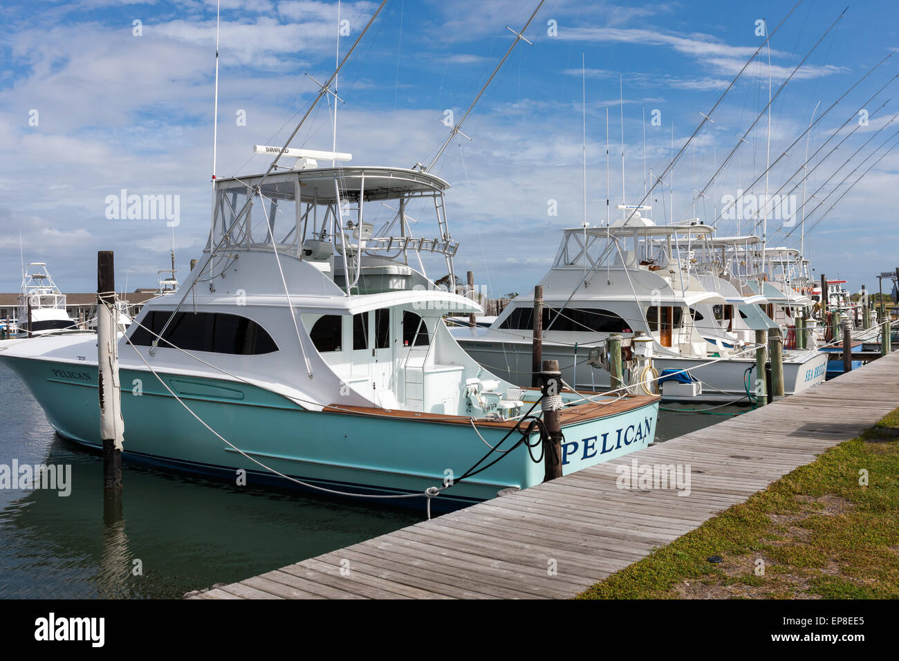 Eine Flotte von Charterschiffe angedockt an der Marina von der Oregon Inlet Fishing Center in Nags Head, North Carolina. Stockfoto