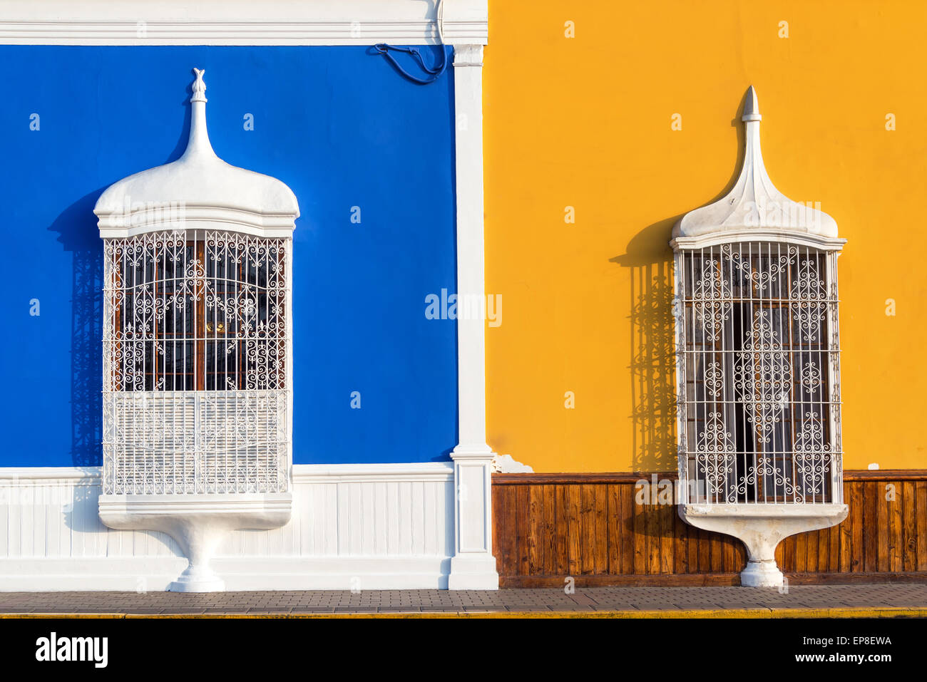 Blaue und gelbe Kolonialarchitektur in der Altstadt von Trujillo, Peru Stockfoto