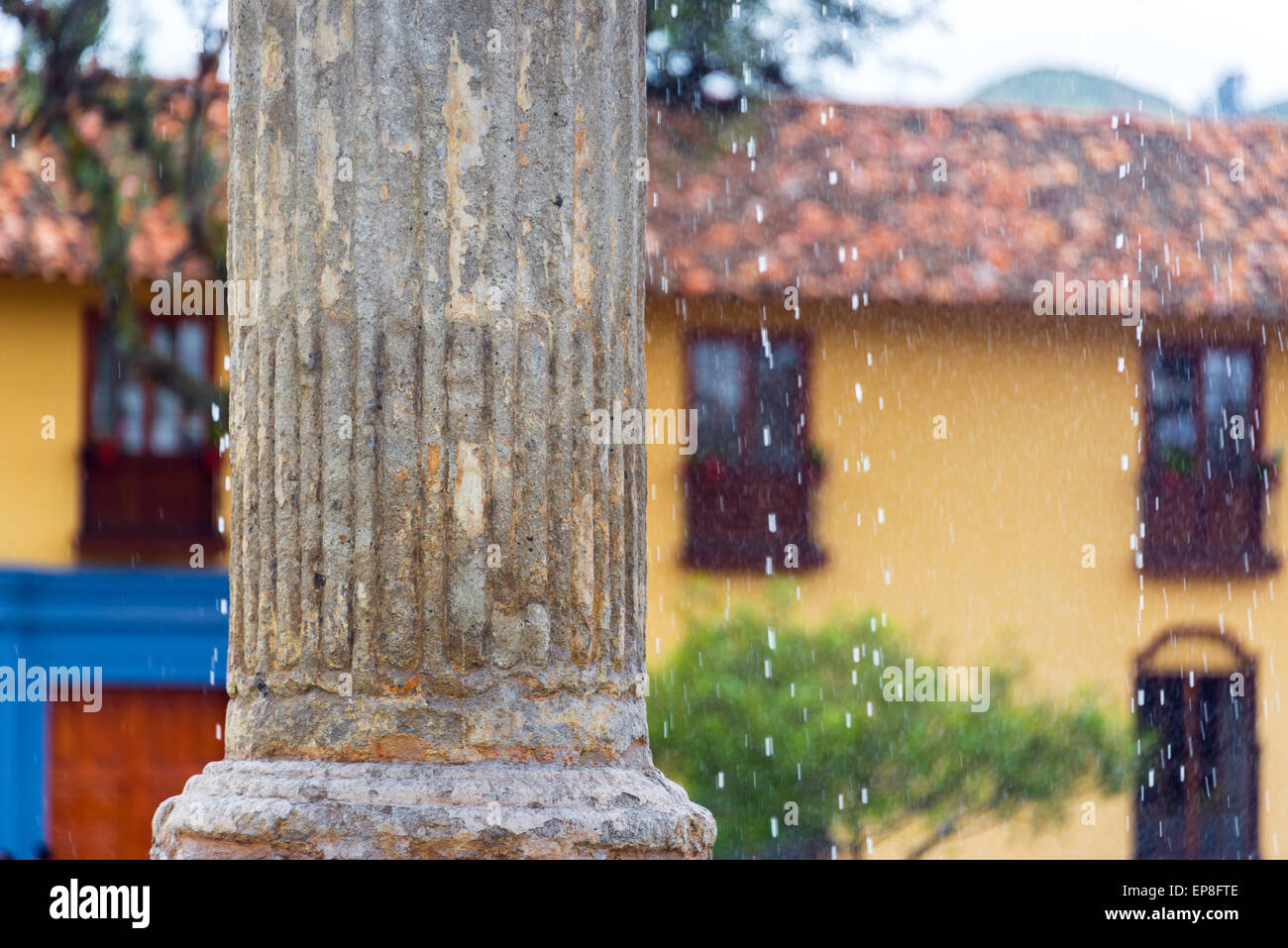 Spalte eines Brunnens mit Wasser und koloniale Architektur im Hintergrund in Ayacucho in Peru Stockfoto