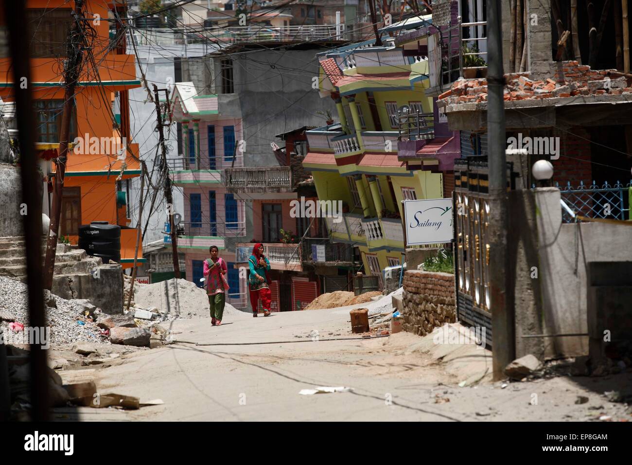 Dolakha, Nepal. 15. Mai 2015. Die Menschen gehen durch das Erdbeben betroffenen Gebiet in Dolakha, etwa 150 km von Kathmandu, Nepal, 15. Mai 2015. Die Zahl der Todesopfer in eine frische starke Beben, die Nepal am Dienstag erschüttert hat, 117 angestiegen und rund 2 760 weitere verletzt, Nepal Polizei sagte in seinem neuesten Update am Freitag. Bildnachweis: Pratap Thapa/Xinhua/Alamy Live-Nachrichten Stockfoto