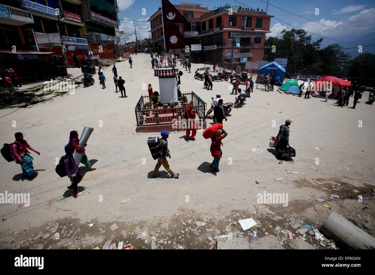 Dolakha, Nepal. 15. Mai 2015. Menschen mit ihren Habseligkeiten in Richtung sicheren Ort in Dolakha, etwa 150 km von Kathmandu, Nepal, 15. Mai 2015. Die Zahl der Todesopfer in eine frische starke Beben, die Nepal am Dienstag erschüttert hat, 117 angestiegen und rund 2 760 weitere verletzt, Nepal Polizei sagte in seinem neuesten Update am Freitag. Bildnachweis: Pratap Thapa/Xinhua/Alamy Live-Nachrichten Stockfoto