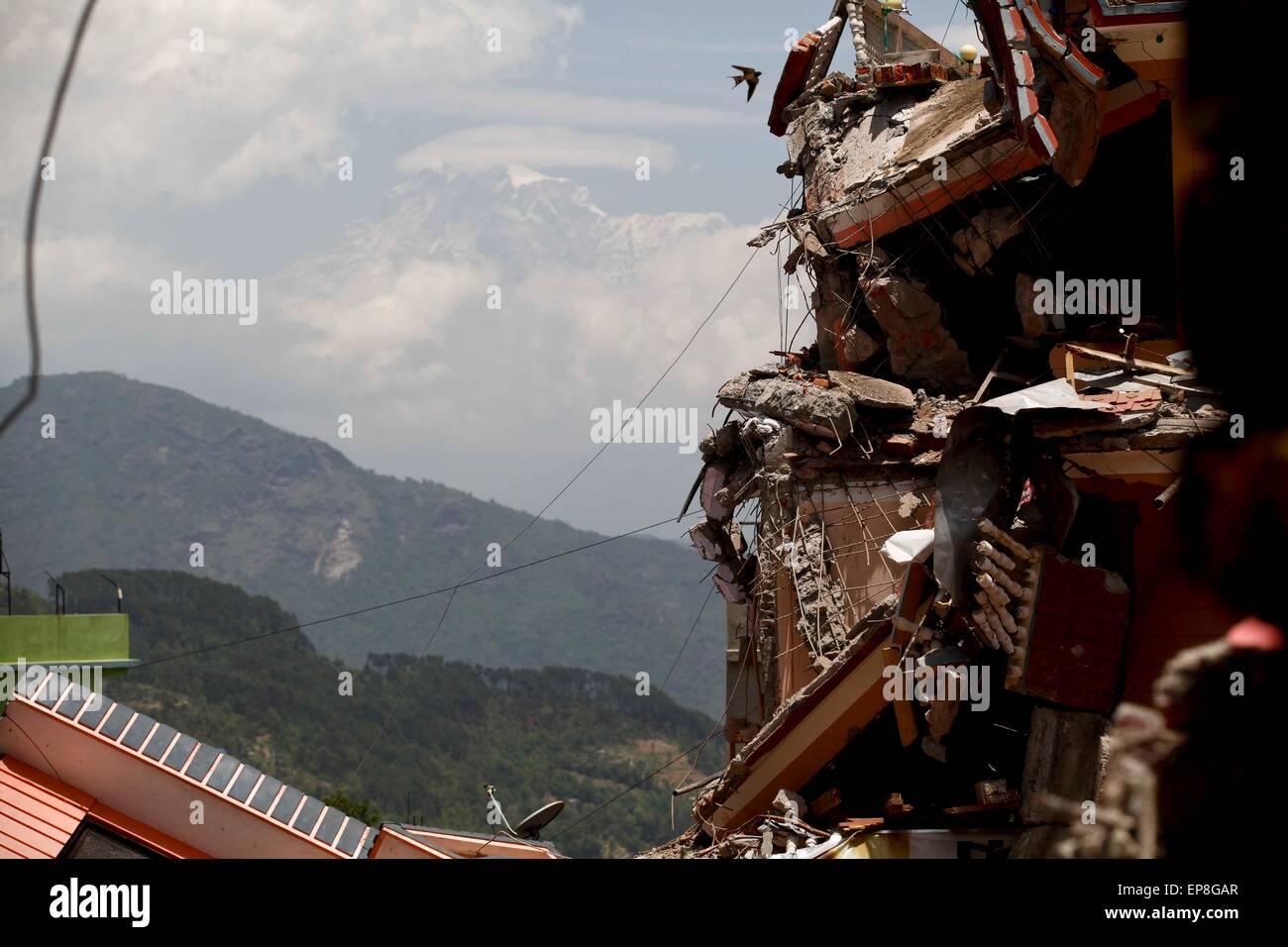 Dolakha, Nepal. 15. Mai 2015. Einem zerstörten Haus ist bei den Erdbeben betroffenen Bereich in Dolakha, etwa 150 km von Kathmandu, Nepal, 15. Mai 2015 sehen. Die Zahl der Todesopfer in eine frische starke Beben, die Nepal am Dienstag erschüttert hat, 117 angestiegen und rund 2 760 weitere verletzt, Nepal Polizei sagte in seinem neuesten Update am Freitag. Bildnachweis: Pratap Thapa/Xinhua/Alamy Live-Nachrichten Stockfoto