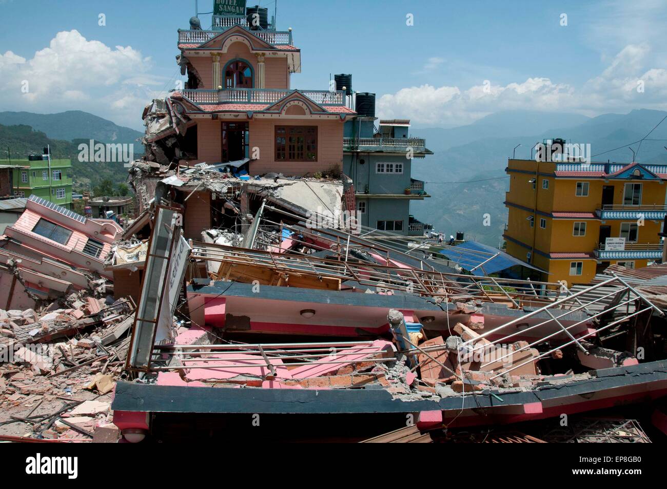 Dolakha, Nepal. 15. Mai 2015. Häuser sind eingestürzten bei Erdbeben betroffenen Bereich in Dolakha, etwa 150 km von Kathmandu, Nepal, 15. Mai 2015 zu sehen. Die Zahl der Todesopfer in eine frische starke Beben, die Nepal am Dienstag erschüttert hat, 117 angestiegen und rund 2 760 weitere verletzt, Nepal Polizei sagte in seinem neuesten Update am Freitag. Bildnachweis: Pratap Thapa/Xinhua/Alamy Live-Nachrichten Stockfoto