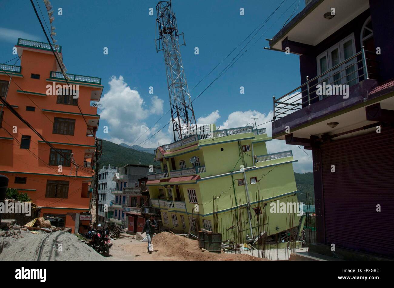 Dolakha, Nepal. 15. Mai 2015. Häuser werden beschädigt bei Erdbeben betroffenen Bereich in Dolakha, etwa 150 km von Kathmandu, Nepal, 15. Mai 2015 zu sehen. Die Zahl der Todesopfer in eine frische starke Beben, die Nepal am Dienstag erschüttert hat, 117 angestiegen und rund 2 760 weitere verletzt, Nepal Polizei sagte in seinem neuesten Update am Freitag. Bildnachweis: Pratap Thapa/Xinhua/Alamy Live-Nachrichten Stockfoto