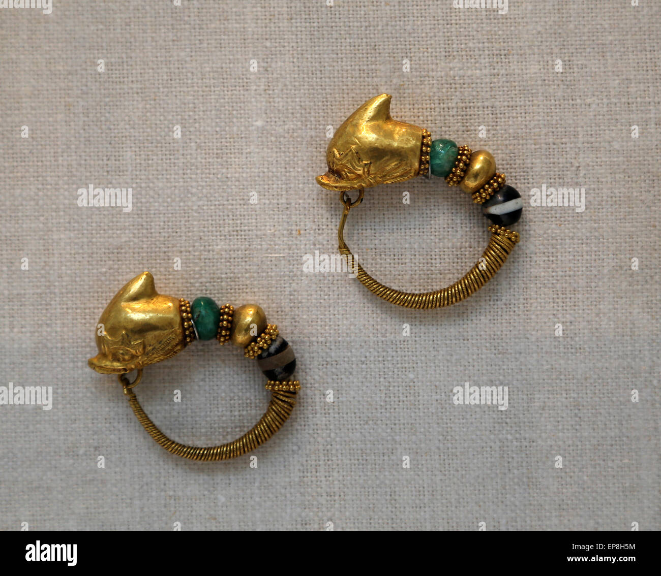 Paar goldene Ohrringe mit Delphin Köpfe mit Smaragd, Glas und Gold Perlen. Griechisch. 2. bis 1. Jahrhundert v. Chr. Stockfoto