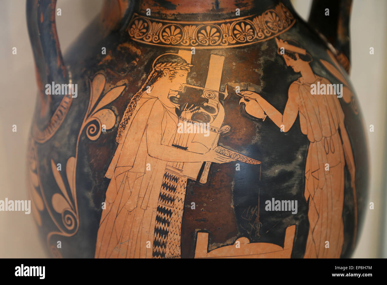Terrakotta Peliken (Jar). Griechisch, Attic, rotfigurigen Mitte 5. Jahrhundert vor Christus. Apollo und seine Schwester Artemis, Gießen Trankopfer am altar Stockfoto