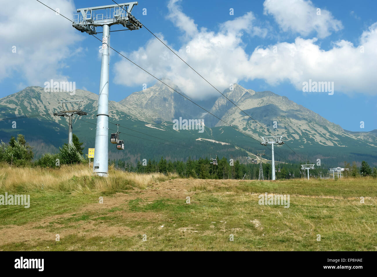 Blick auf die Berge und Skilift in Tatranska Lomnica, hohe Tatra, Slowakei. Stockfoto