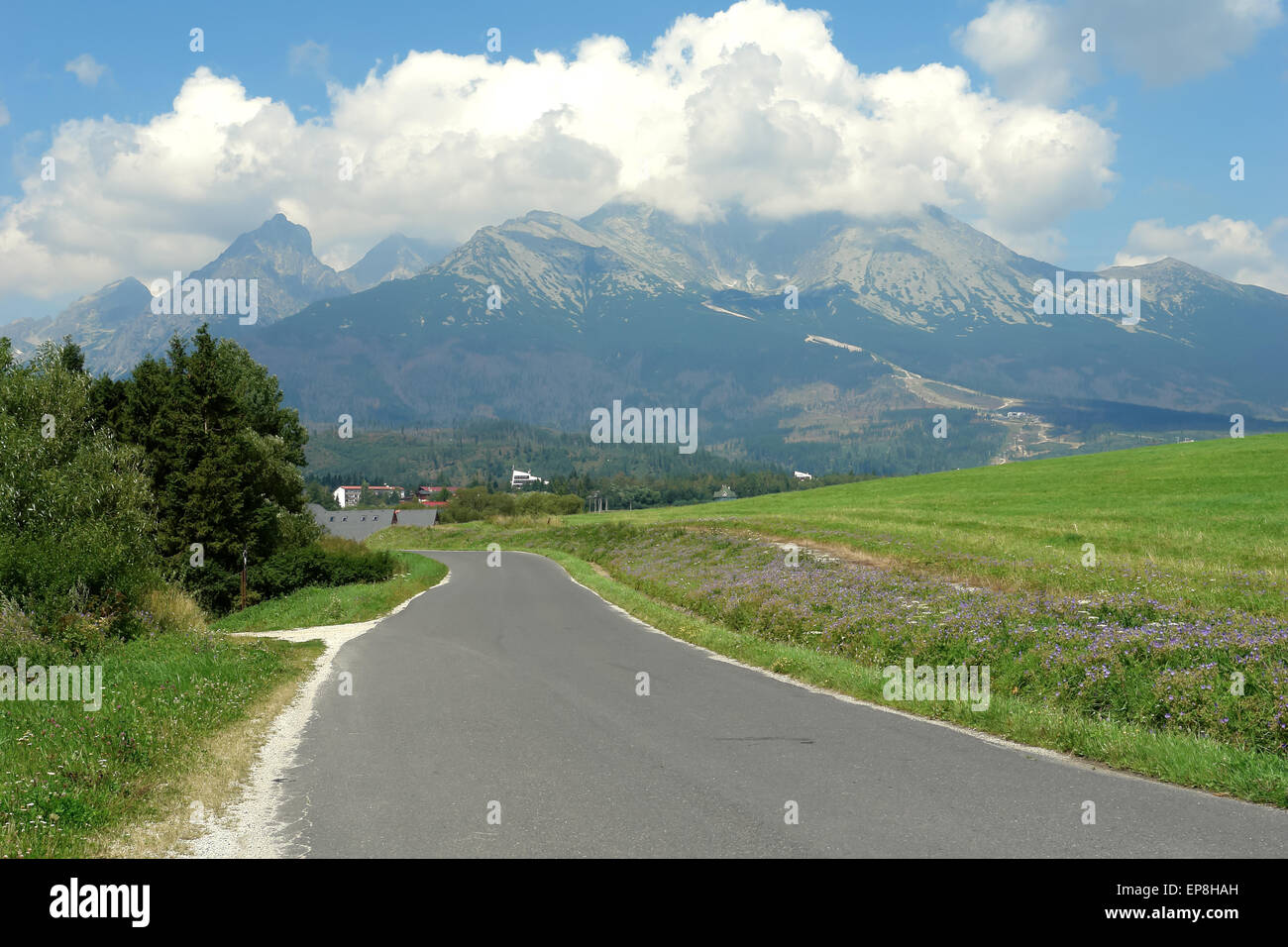 Straße und Blick auf die Berge mit den Wolken in der hohen Tatra, Slowakei. Stockfoto