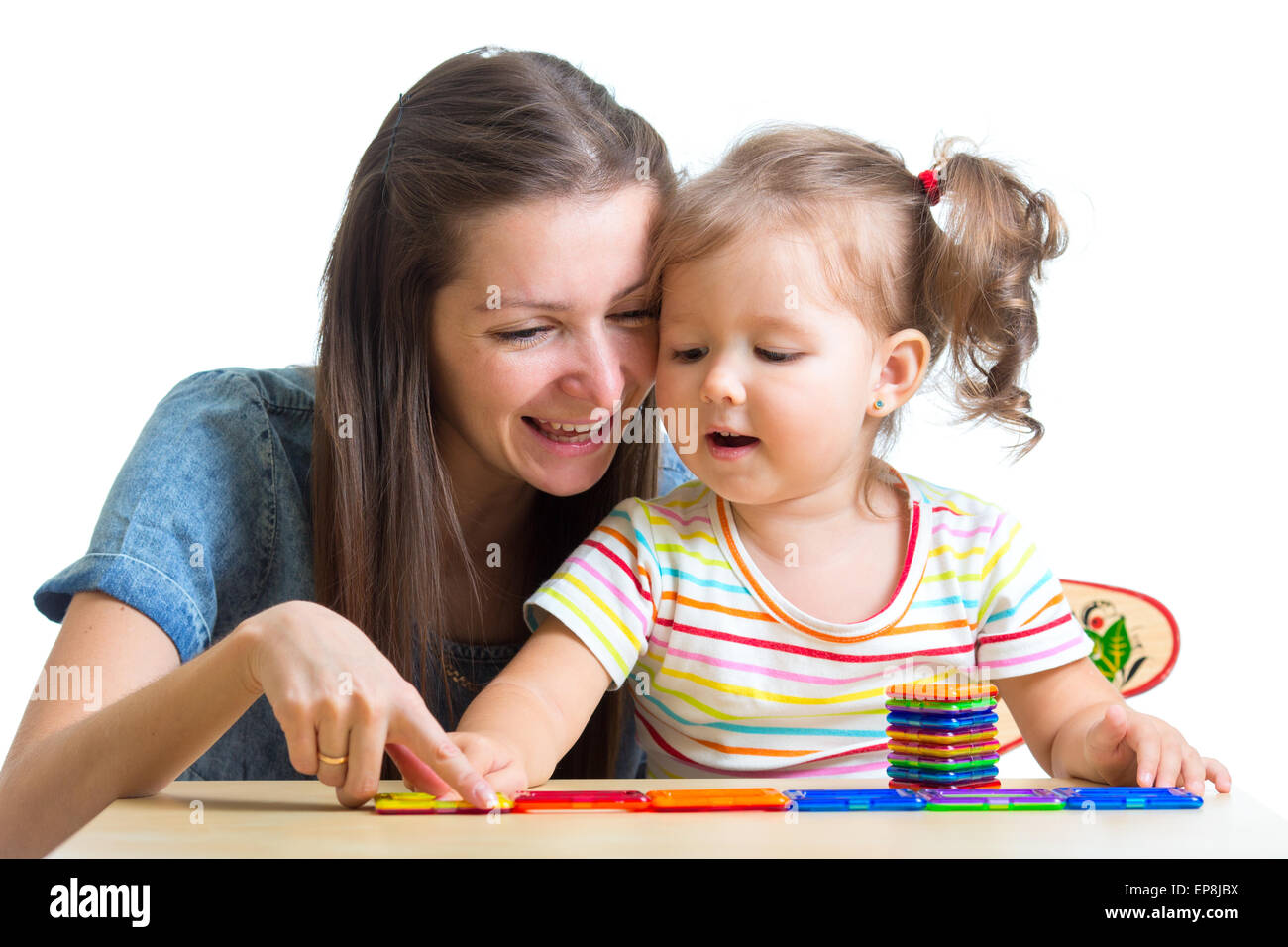 Kind und Mama spielt mit Spielzeug Stockfoto