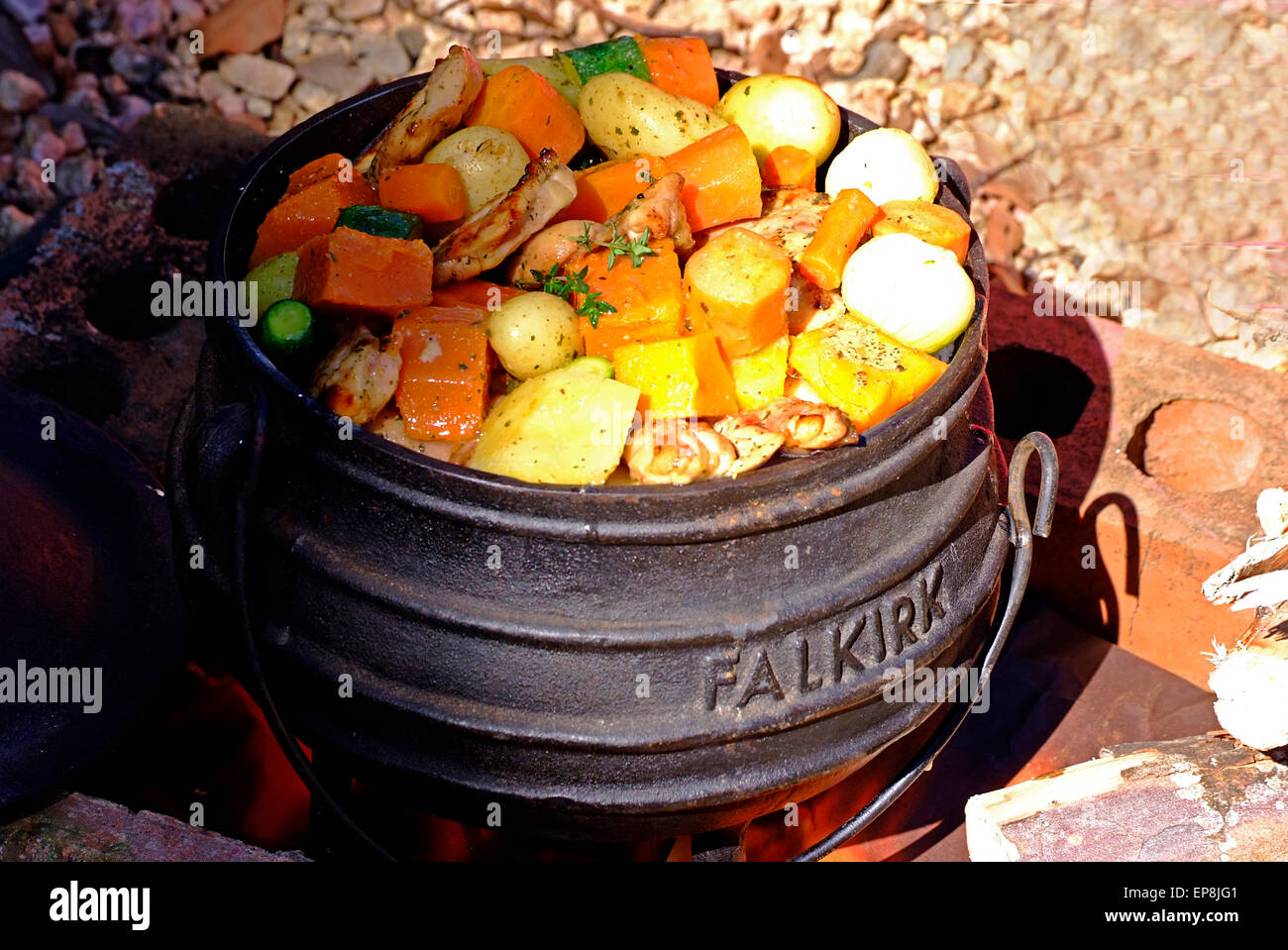 Potjiekos ist ein traditioneller südafrikanischer Eintopf von der frühen niederländischen Trekker erstellt, es ist in einem kleinen 3 Beinen Topf gekocht und es besteht aus Fleisch, Gemüse und Gewürze Cape Malay und oft Alkohol, es wird nie gerührt und kocht über einem kleinen Feuer für 3 bis 6 Stunden Stockfoto